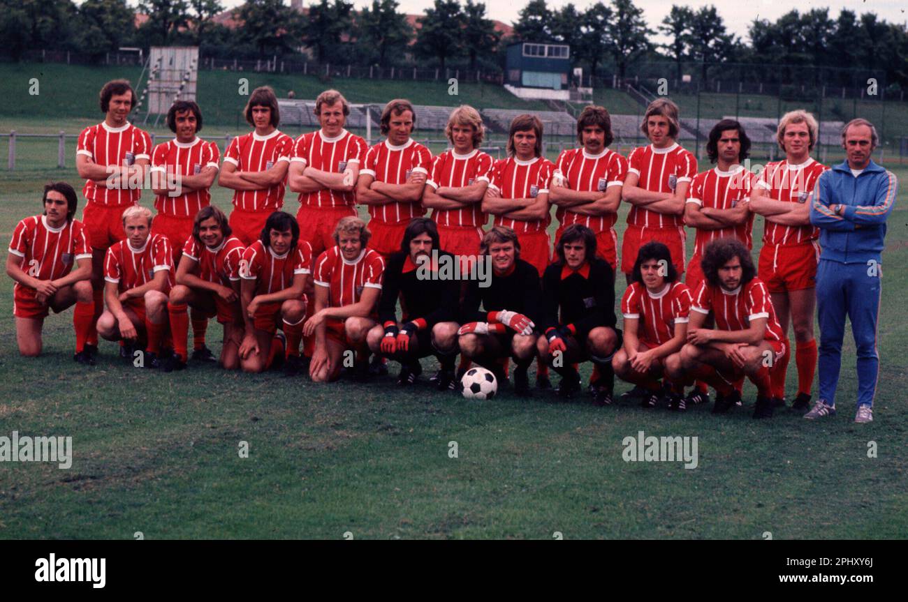 Munich, Allemagne. 20th mars 2023. ARCHIVE PHOTO: Georg SCHWARZENBECK 75 ans sur 3 avril 2023, football FC Bayern Munich photo de l'équipe 1973/74: Ci-dessus à gauche: Franz BECKENBAUER, Franz KRAUTHAUSEN, Herbert ZIMMERMANN, Georg SCHWARZENBECK, Franz ROTH, Rainer ZOBEL, Willi HOFFMANN, Bernd GERSDORFF, Burghard SEGLER, Gerd MUELLER, Uli HOENESS, entraîneur Udo LATTEK et beaucoup d'autres: Jupp KAPELLMANN, Erwin HADEWICZ, Gernoth ROHR, Edgar SCHNEIDER, Johnny HANSEN, Walter MODICK, Sepp MAIER, Hugo ROBL, Norbert IVANGEAN, Paul BREITNER ? Credit: dpa/Alay Live News Banque D'Images