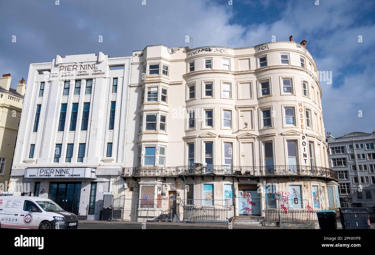 Le Pier Nine Casino et le vide Hostel point sur Brighton Seafront Sussex , Angleterre , Royaume-Uni Banque D'Images