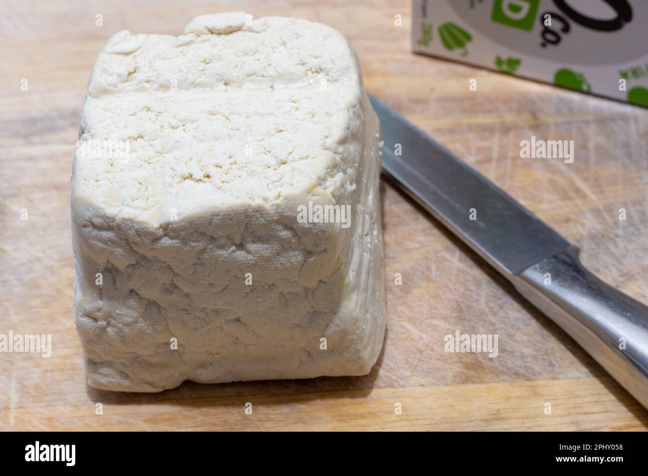 Un morceau de tofu organique extra ferme, fabriqué par Tofoo co.. Banque D'Images