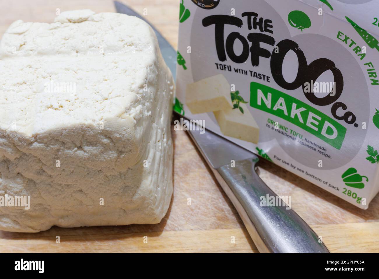 Un morceau de tofu organique extra ferme, fabriqué par Tofoo co.. Banque D'Images