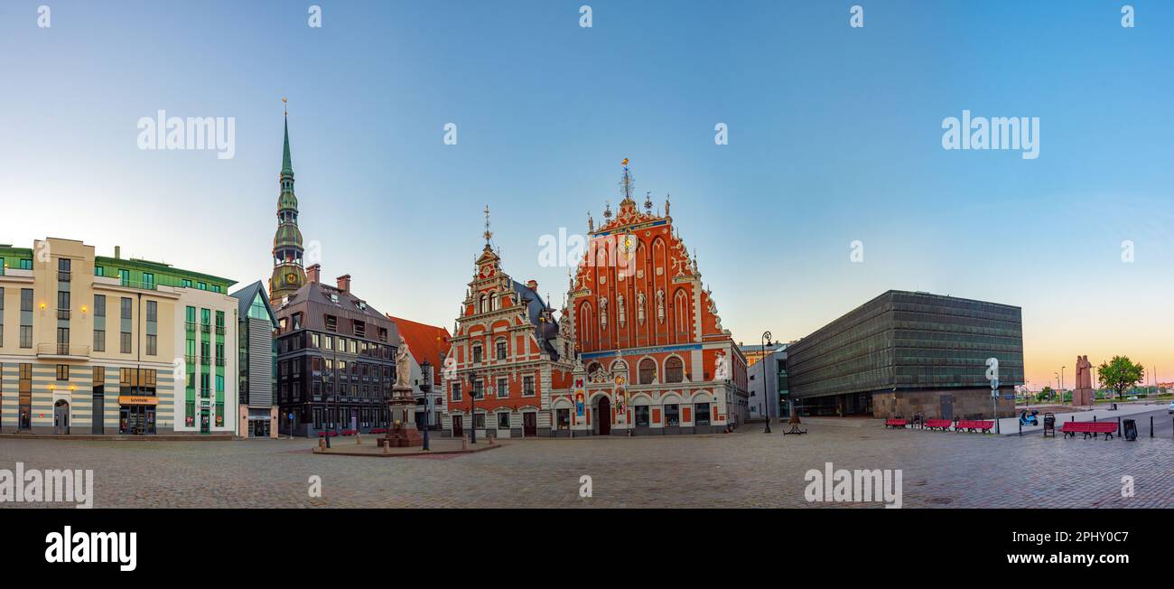 Lever du soleil sur la place Ratslaukums avec église Saint-Pierre et Maison des Blackheads dans la vieille ville de Riga en Lettonie... Banque D'Images