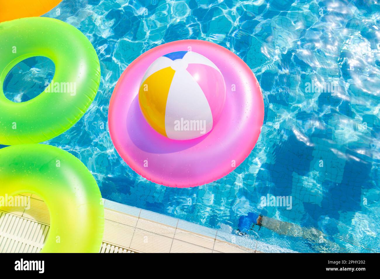 Ballon de piscine gonflable sur la bouée de sauvetage dans la piscine Banque D'Images