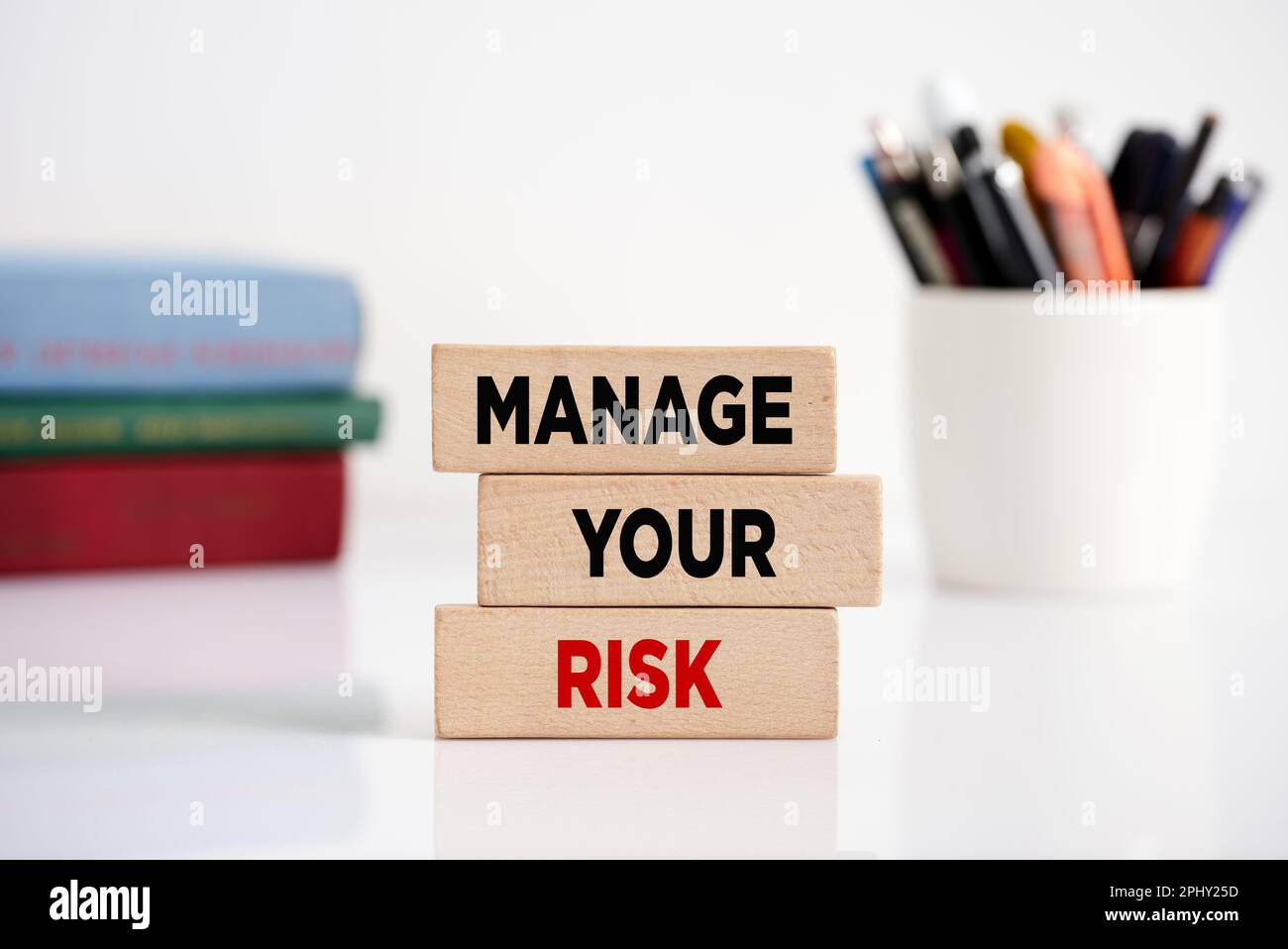 Le message gère vos risques sur des blocs de bois. Gestion des risques et concept financier. Banque D'Images