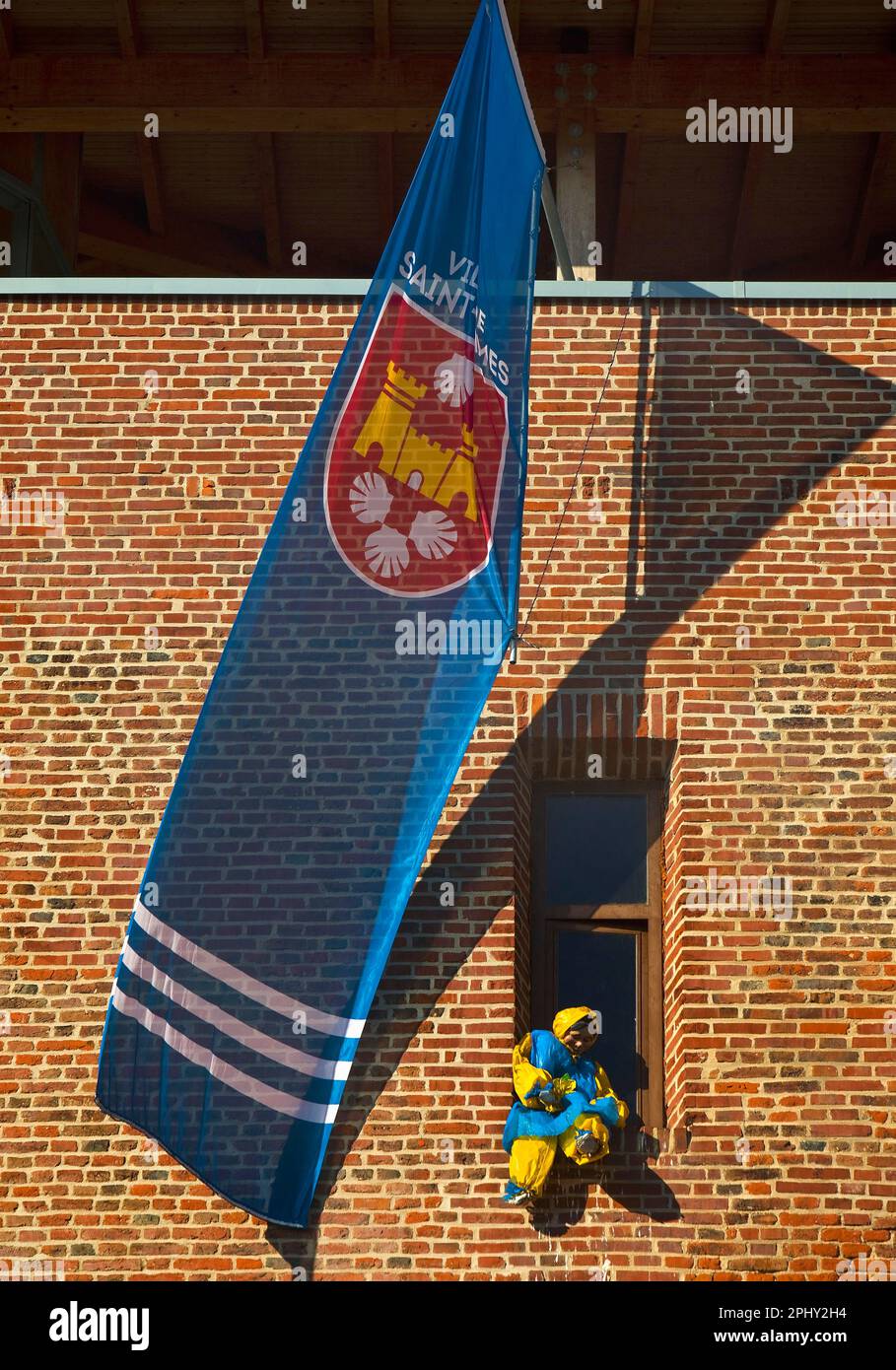 Drapeau de la ville jumelle Saint-James France et Moehne dans la fenêtre du château au moment du carnaval, Allemagne, Rhénanie du Nord-Westphalie, Basse-Rhénanie, Banque D'Images
