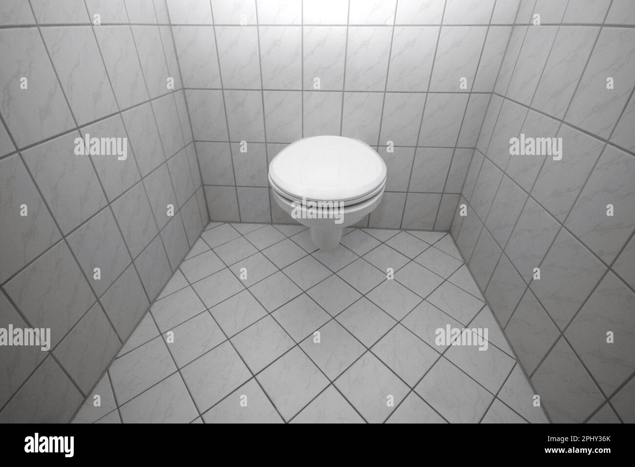 toilettes modernes au mur dans des toilettes carrelées de blanc Banque D'Images