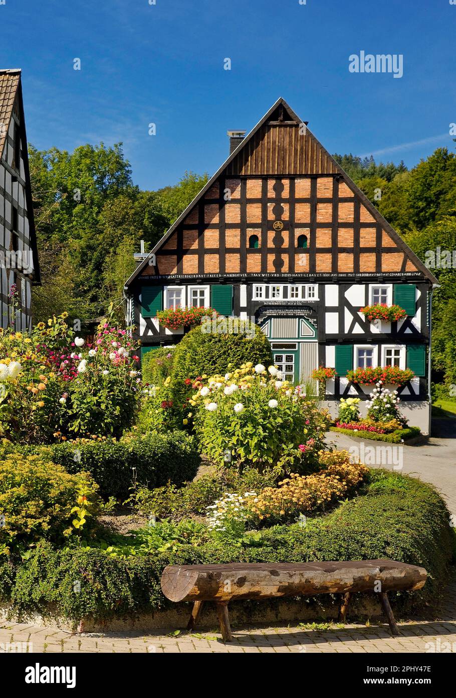 Ferme Fresenhof avec jardin rural à Titmaringhausen, Allemagne, Rhénanie-du-Nord-Westphalie, Medebach Banque D'Images