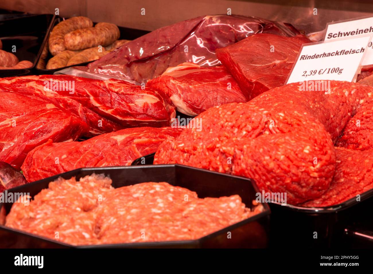 Comptoir à viande d'une boucherie biologique dans la région du Palatinat en  Allemagne Photo Stock - Alamy