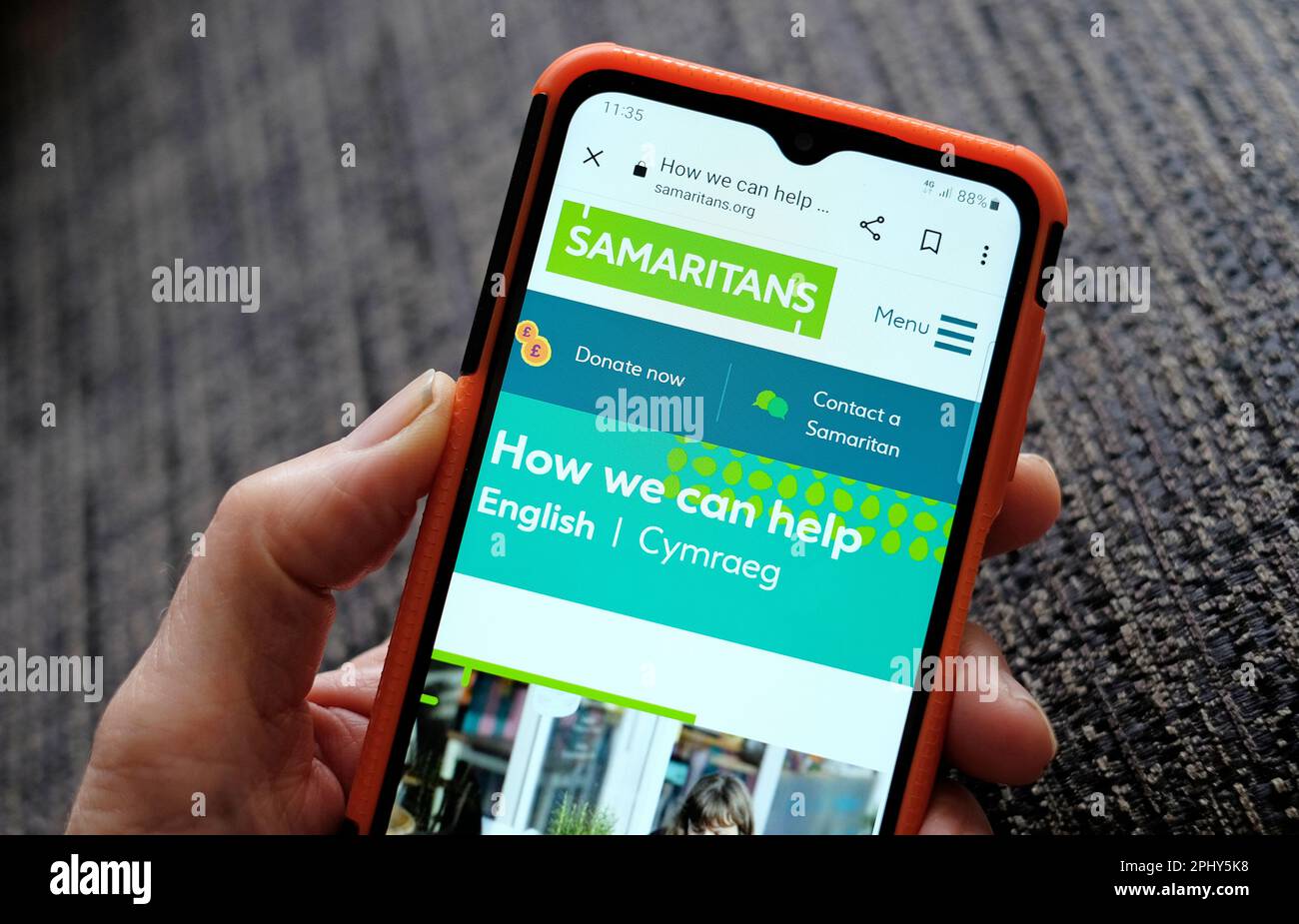 Page d'accueil du site Web de Samaritans sur l'écran du smartphone Banque D'Images