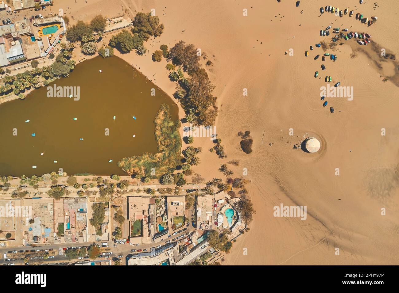 L'oasis de Huacachina est une oasis naturelle au milieu du désert, qui est situé dans la ville d'ICA, au Pérou. Banque D'Images