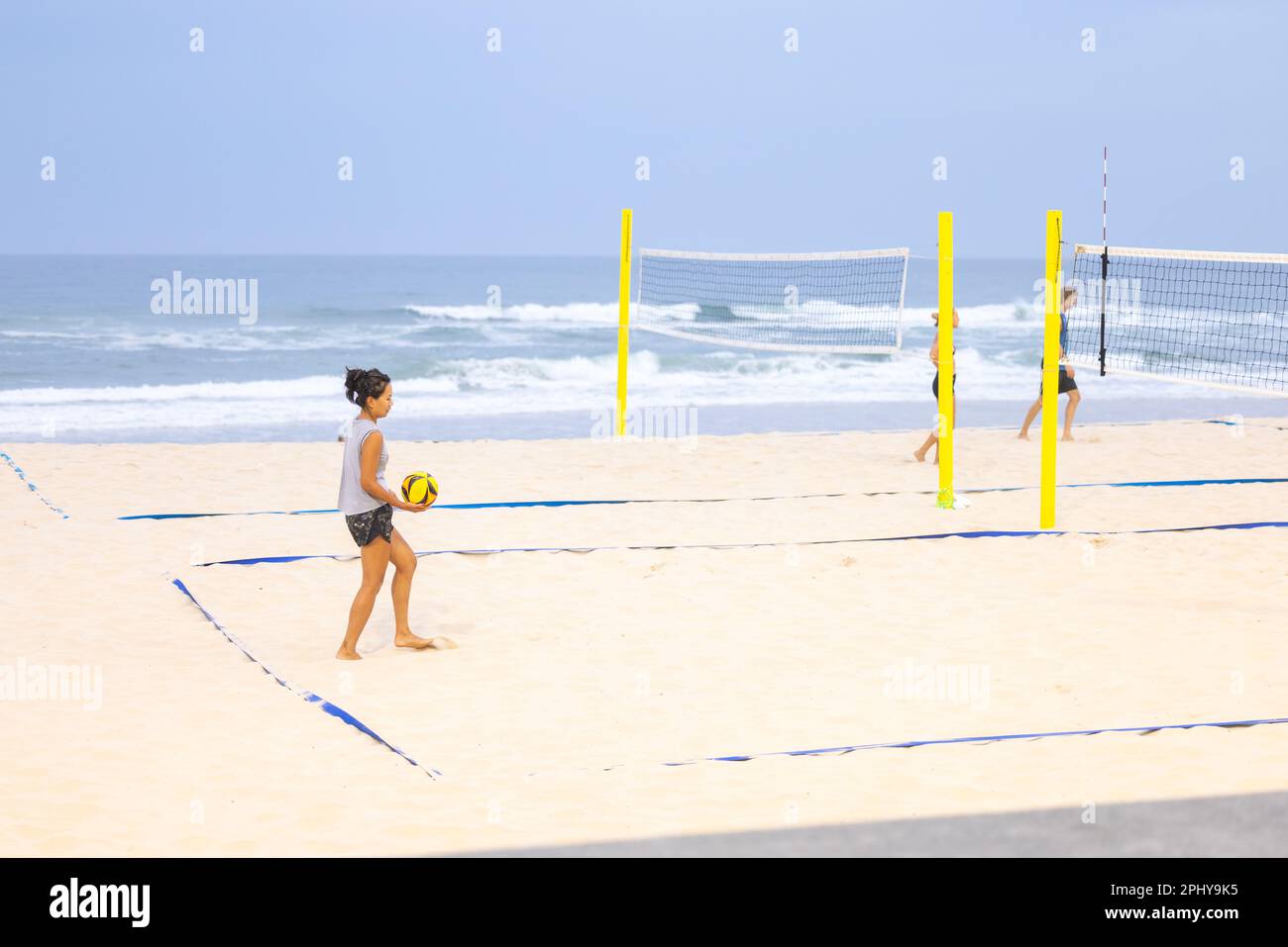 Surfers Paradise QLD Australie : 9 mars 2023 : compétition de Beach-volley sur le sable de main Beach Banque D'Images
