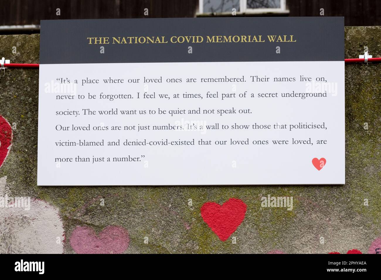 Plaque temporaire à l'aide d'une citation d'une personne endeuillée lors de la commémoration du deuxième anniversaire du mur commémoratif national du COVID. Banque D'Images