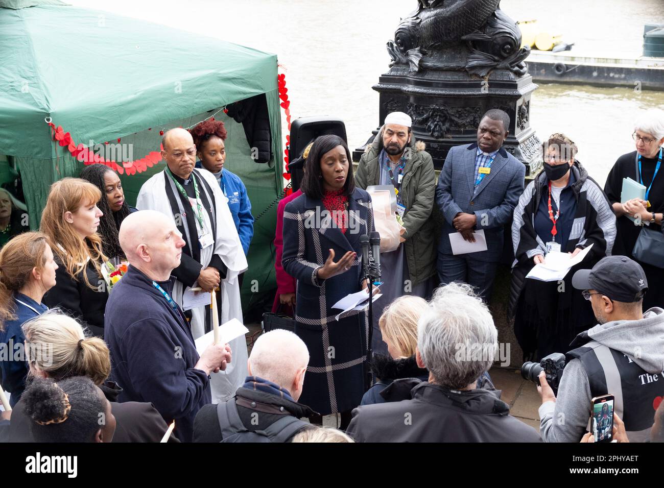 Florence Eshalomi, députée travailliste de Vauxhall, prenant la parole lors de la cérémonie officielle dirigée par des ministres multiconfessionnels (et humanistes) au cours de la deuxième année an Banque D'Images