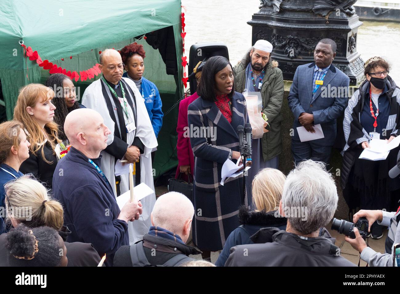 Florence Eshalomi, députée travailliste de Vauxhall, prenant la parole lors de la cérémonie officielle dirigée par des ministres multiconfessionnels (et humanistes) au cours de la deuxième année an Banque D'Images