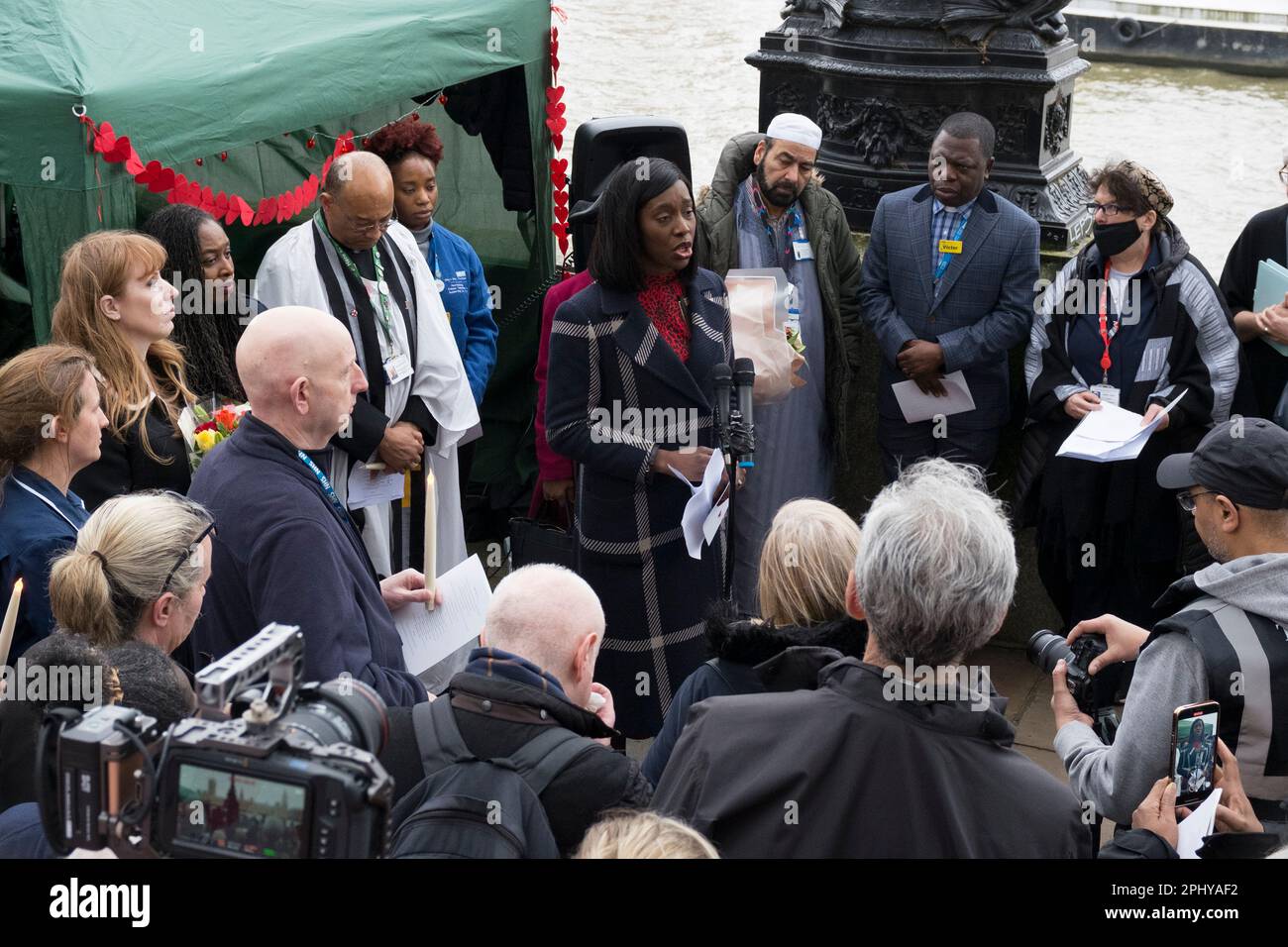 Florence Eshalomi, députée travailliste de Vauxhall, prenant la parole lors de la cérémonie officielle dirigée par des ministres multiconfessionnels (et humanistes) au cours de la deuxième année an Banque D'Images