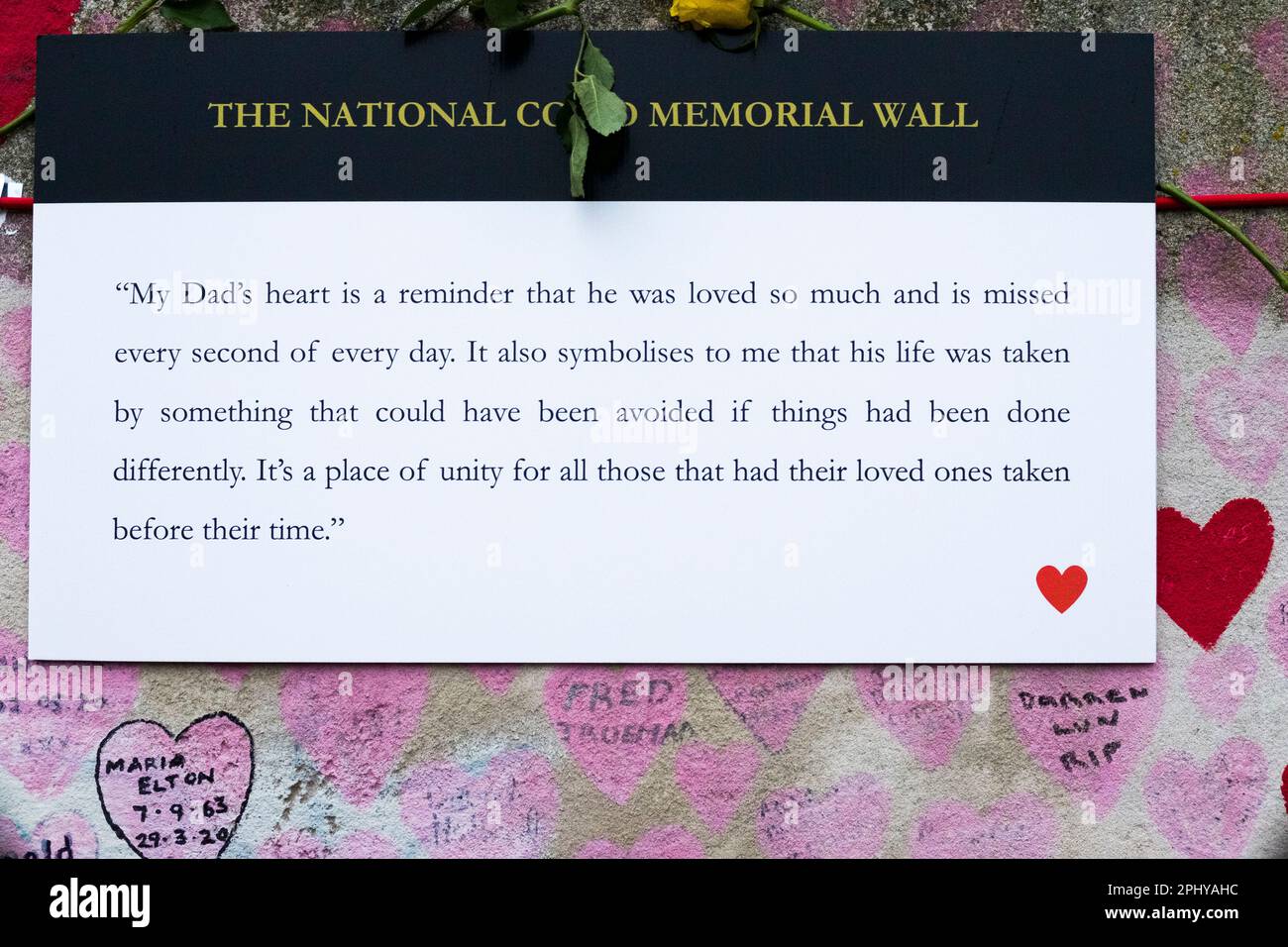Plaque temporaire à l'aide d'une citation d'une personne endeuillée lors de la commémoration du deuxième anniversaire du mur commémoratif national du COVID. Banque D'Images
