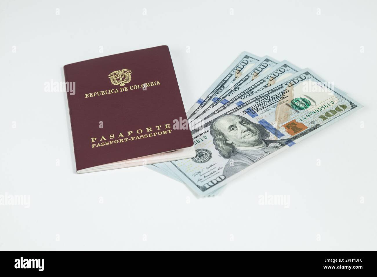 Concept de voyage, passeport colombien avec billets de dollars pour voyager à l'étranger. Banque D'Images