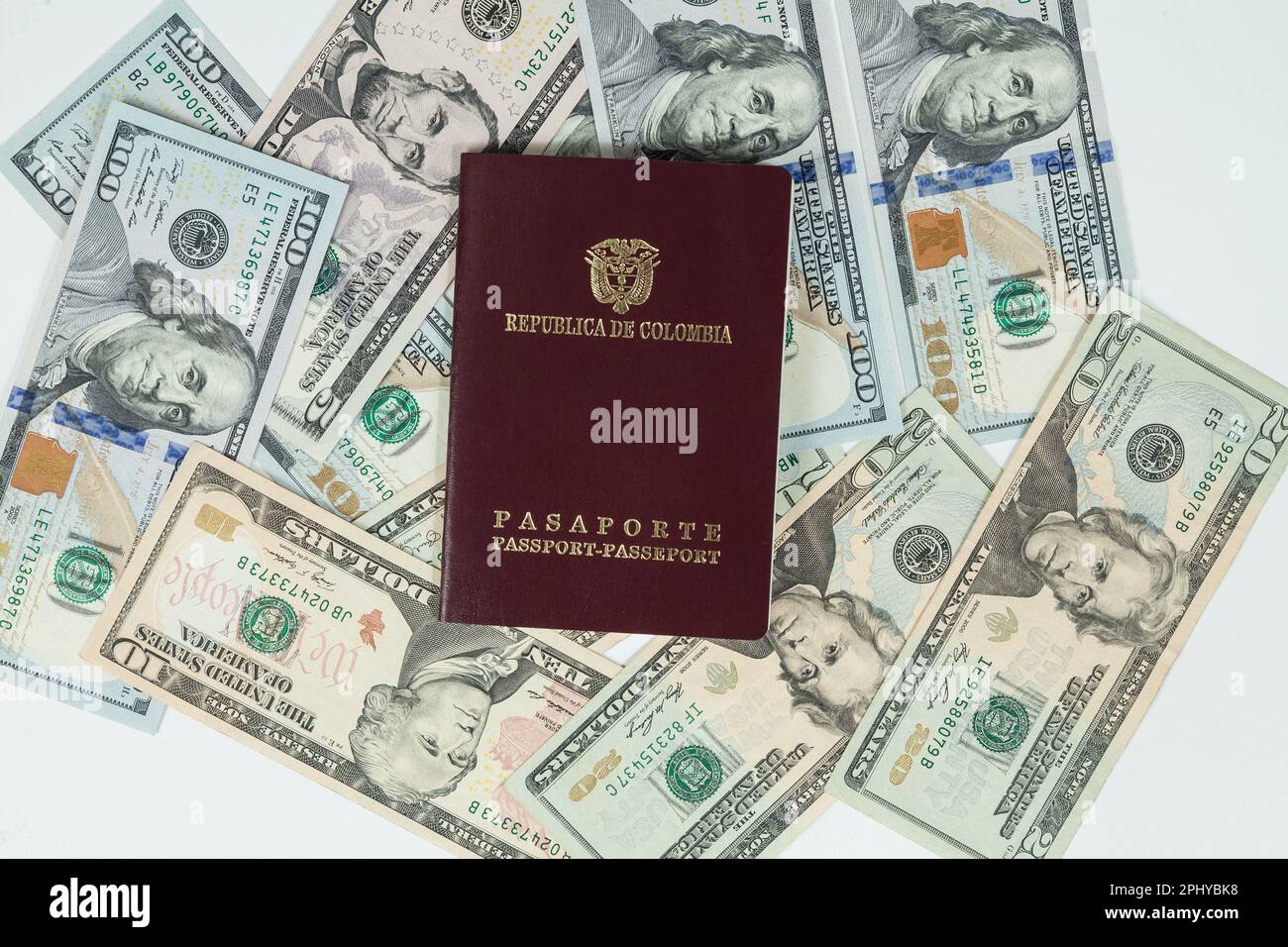 Concept de voyage, passeport colombien avec billets de dollars pour voyager à l'étranger. Banque D'Images