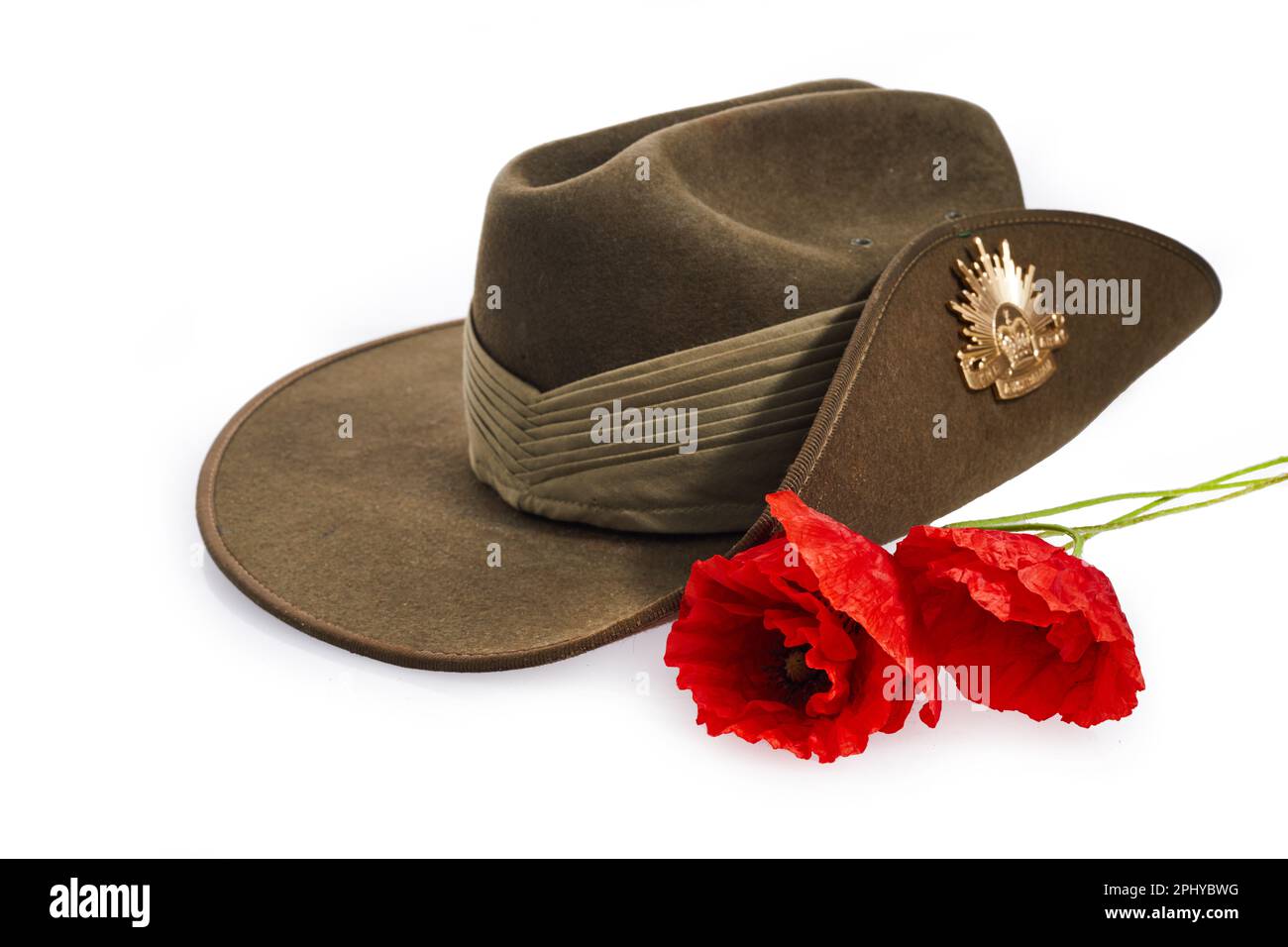 Chapeau d'armée de jour d'Anzac avec coquelicot rouge isolé sur fond blanc. Banque D'Images