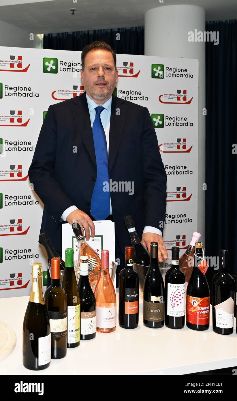 Milan, . 30th mars 2023. Milan, Italie Vinitaly 2023 la région Lombardie présente son stand avec des vins et des produits Présentation de presse Attilio Fontana Président RL, Alessandro Beduschi Conseiller Agriculture et souveraineté alimentaire, forêts RL, Gian Domenico Auricchio Président Unioncamere Lombardia, Giovanna Prandini Présidente ASCOVILO, Silvano Bresciani Président Franciacorta Consortium Federico Bricolo Président de Veronafiere dans la photo: Federico Bricolo Président de Veronafiere crédit: Agence de photo indépendante/Alamy Live News Banque D'Images