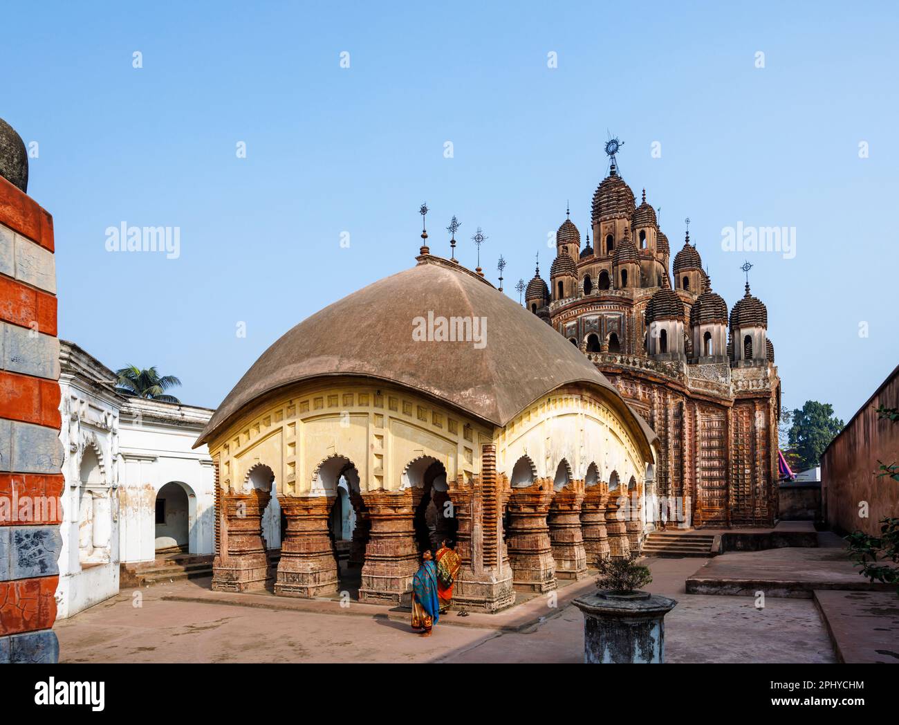 Un mandap Char–Chala (quatre toits inclinés) devant le temple de Lalji dans le complexe Kalna Rajbari de temples hindous à Ambika Kalna, Bengale occidental, Inde Banque D'Images