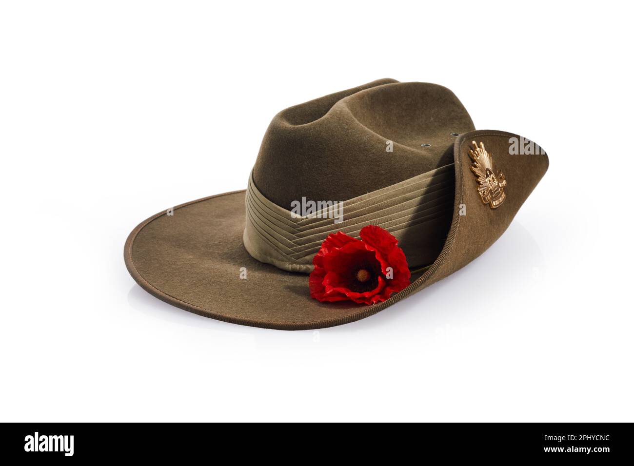 Chapeau d'armée de jour d'Anzac avec coquelicot rouge isolé sur fond blanc. Banque D'Images