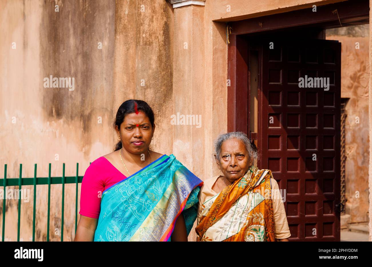 Deux femmes locales vêtues de saris au complexe Kalna Rajbari de temples hindous à Ambika Kalna dans le district de Purba Bardhaman au Bengale occidental, en Inde Banque D'Images