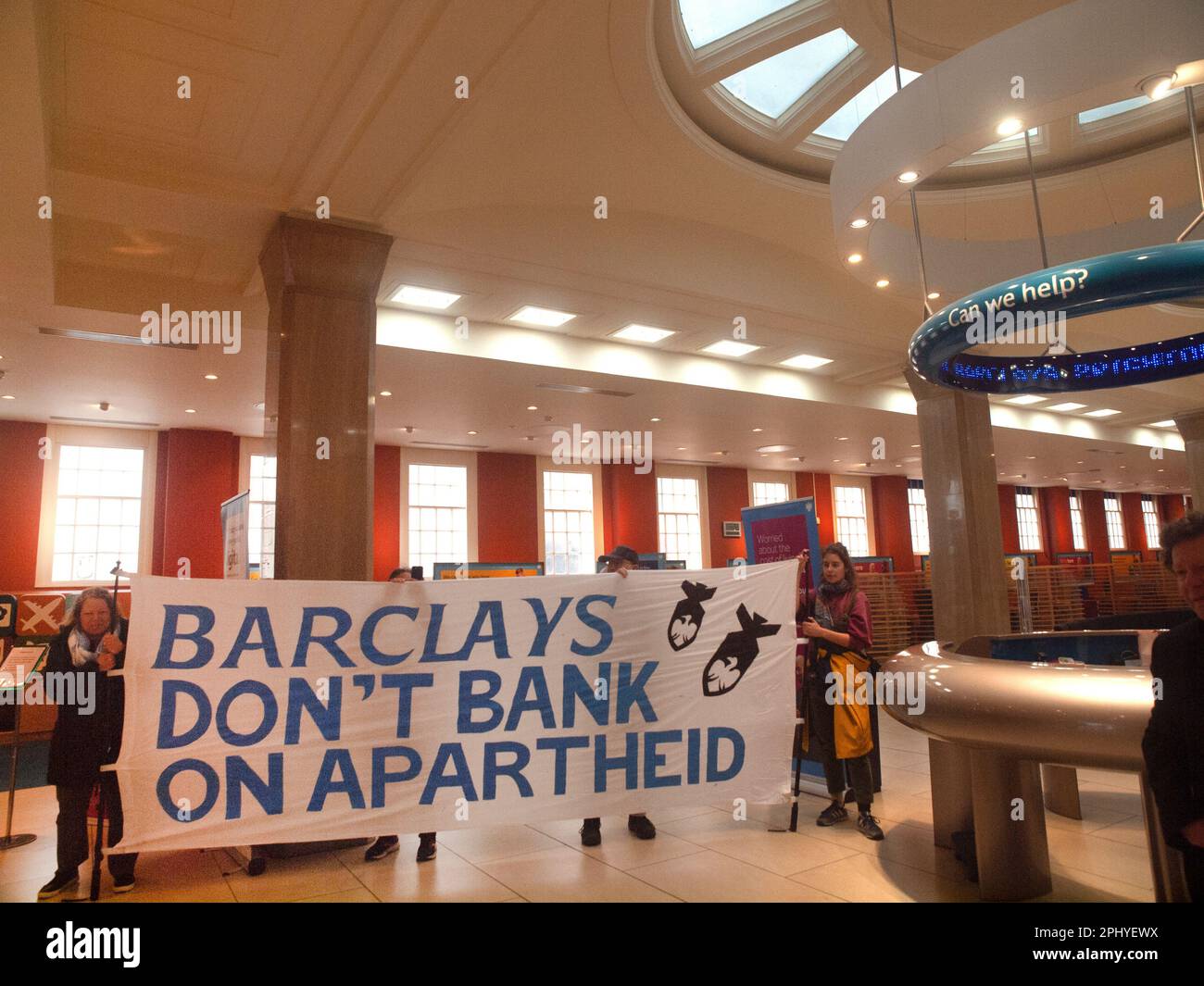 Dans une banque Barclays de Brighton, une manifestation en faveur de la Palestine a lieu Banque D'Images