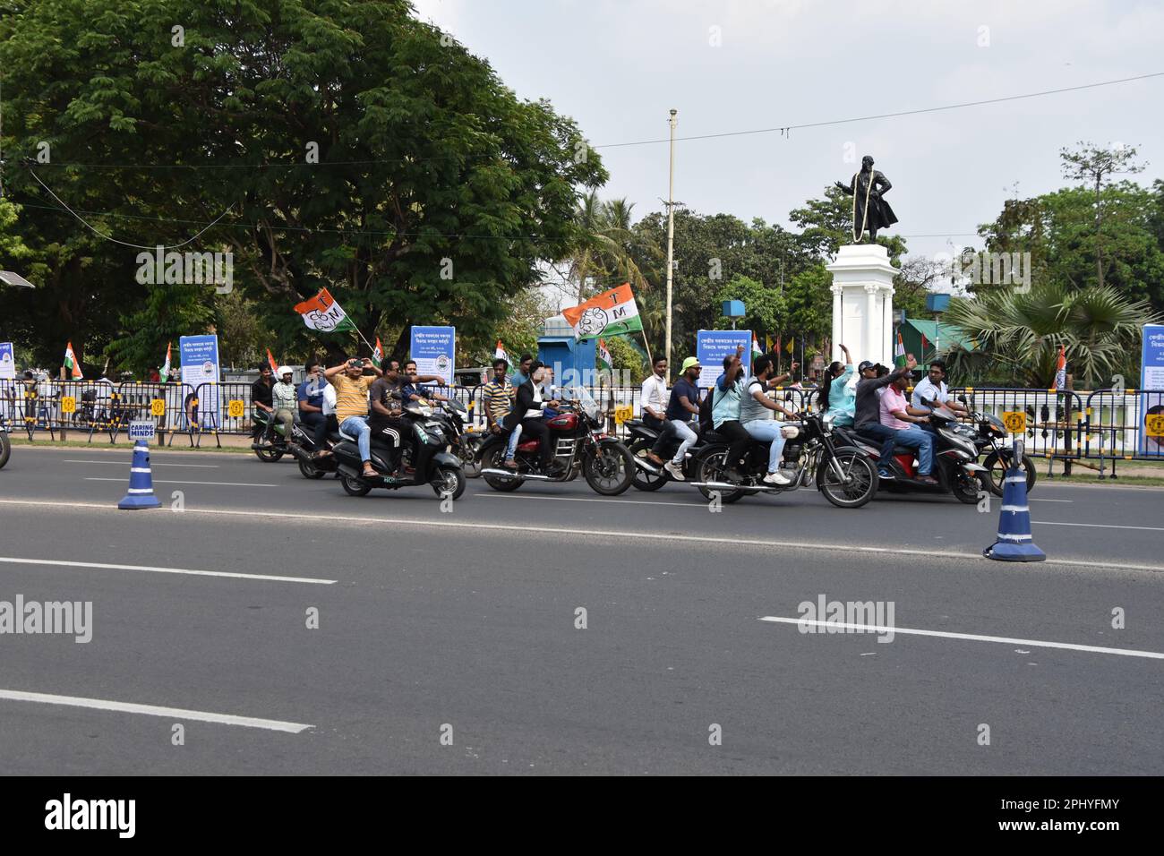 Kolkata, Inde. 29th mars 2023. Les partisans du Congrès Trinamool (TMC) arrivent à une réunion publique d'Abhishek Banerjee, député et secrétaire général national du Congrès Trinamool (TMC). (Photo de Biswarup Ganguly/Pacific Press) Credit: Pacific Press Media production Corp./Alay Live News Banque D'Images