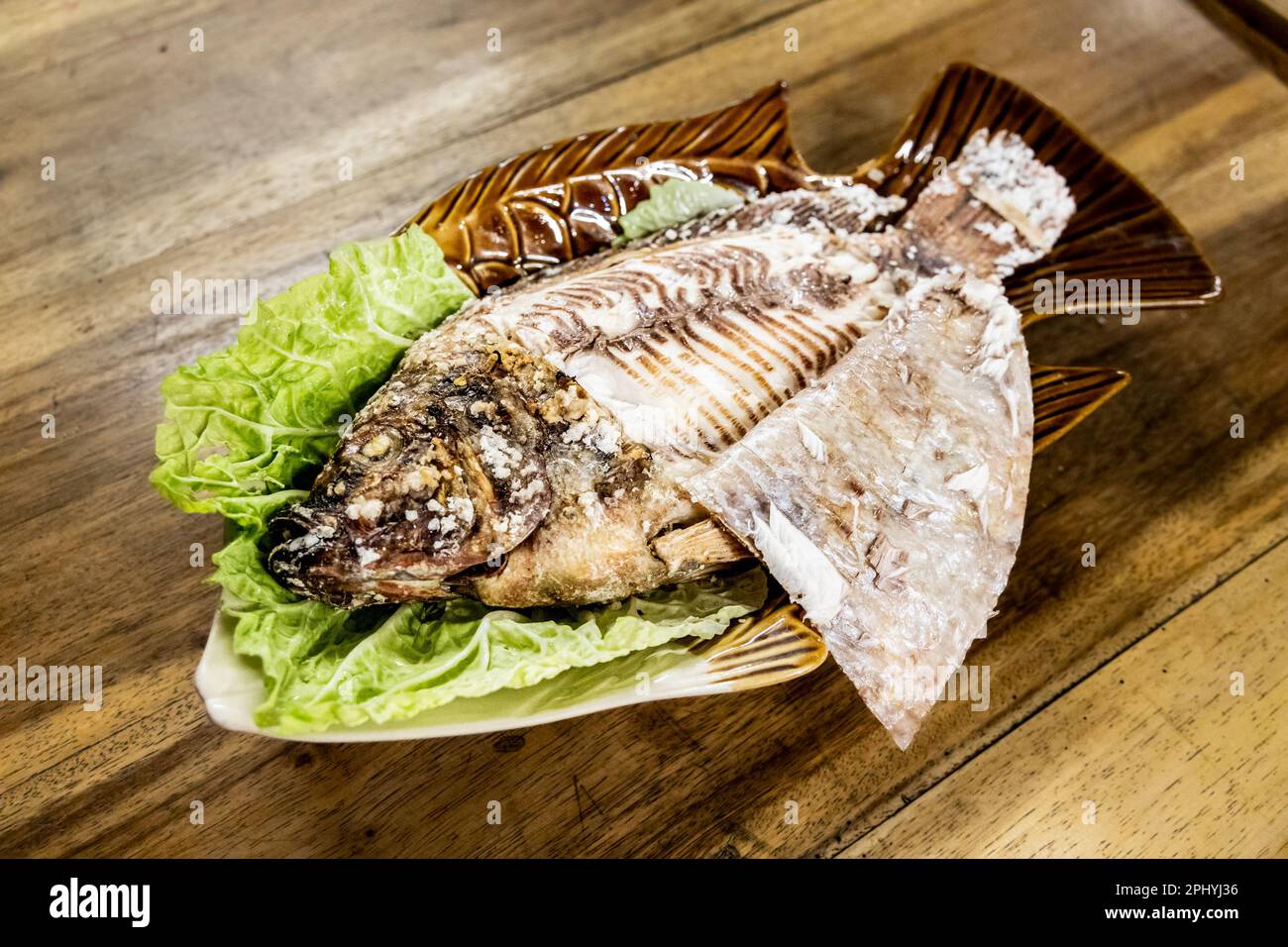 Le poisson barbecue en croûte de sel est populaire dans la rue en Thaïlande. Banque D'Images