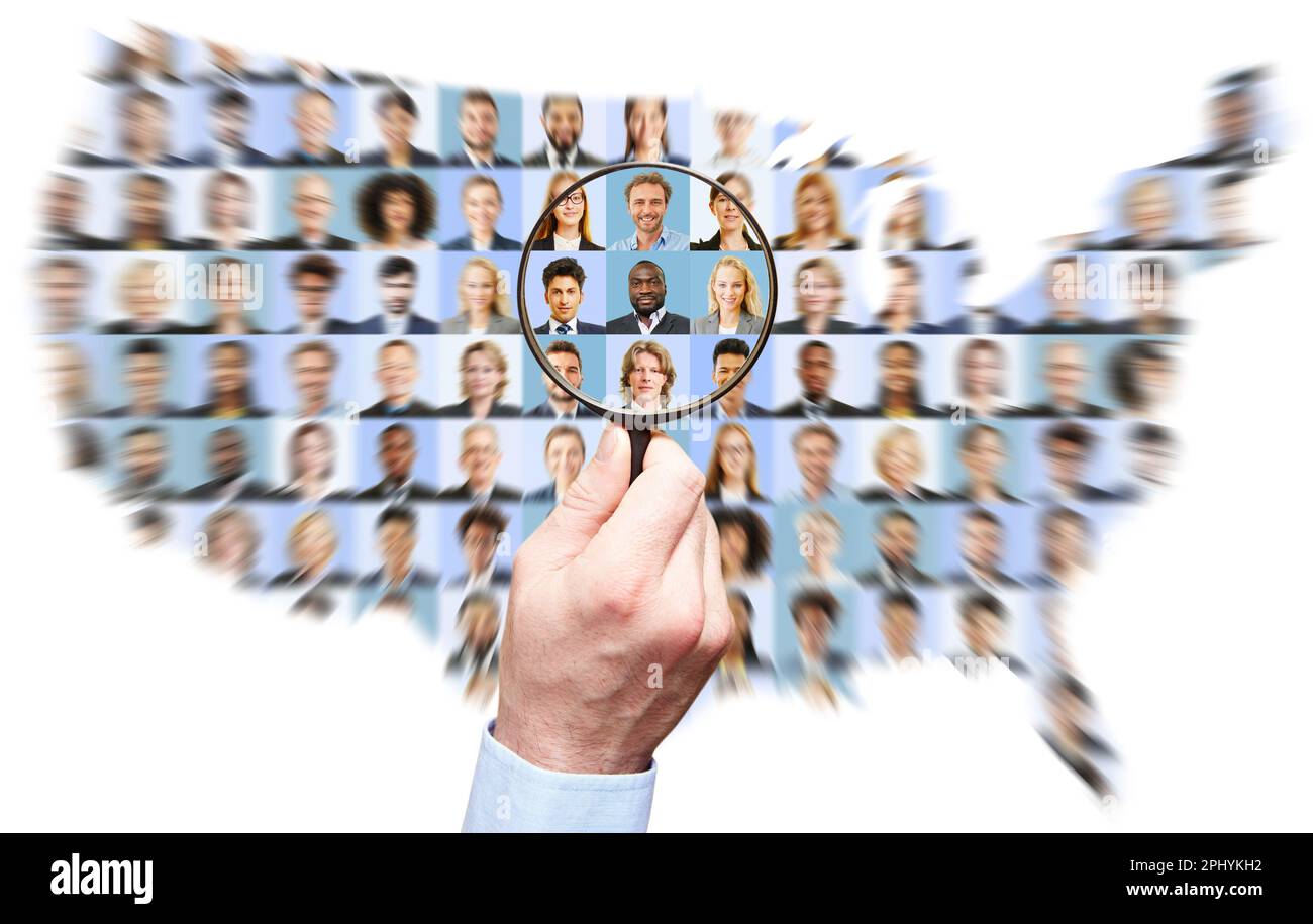 Main avec la loupe recherche le personnel approprié parmi les gens d'affaires sur la carte des Etats-Unis Banque D'Images