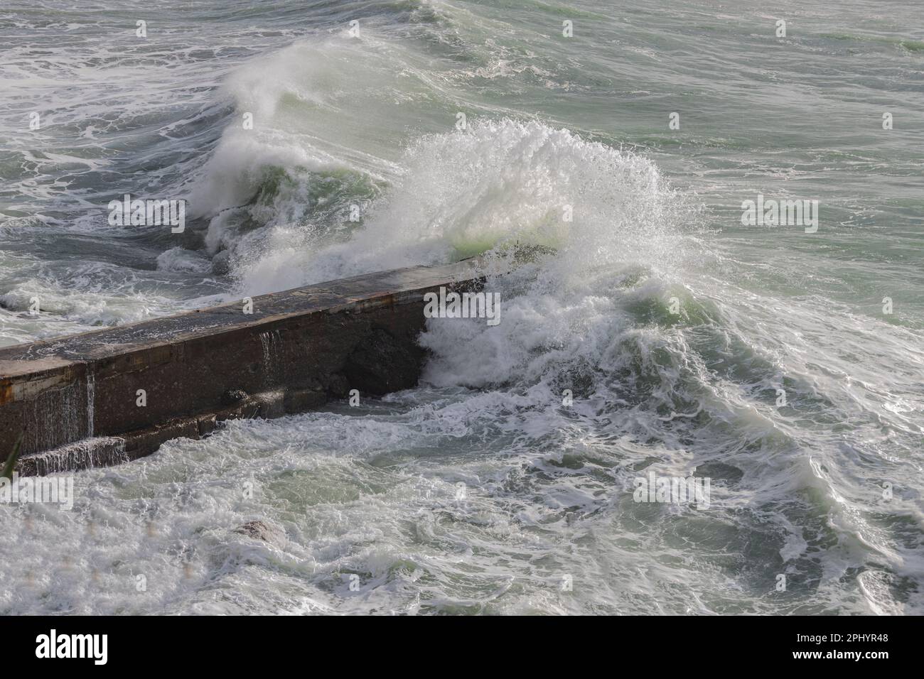 Mer agitée sur la jetée de Gênes Quinto, Italie Banque D'Images