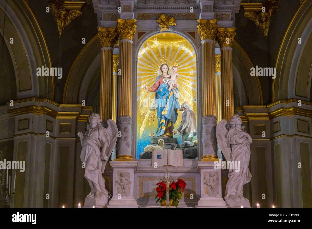 Statue de notre Dame sur l'autel du Sanctuaire de notre Dame de la Garde (Madonna della Guardia) dans le brouillard, en hiver, à Gênes, en Italie. Banque D'Images