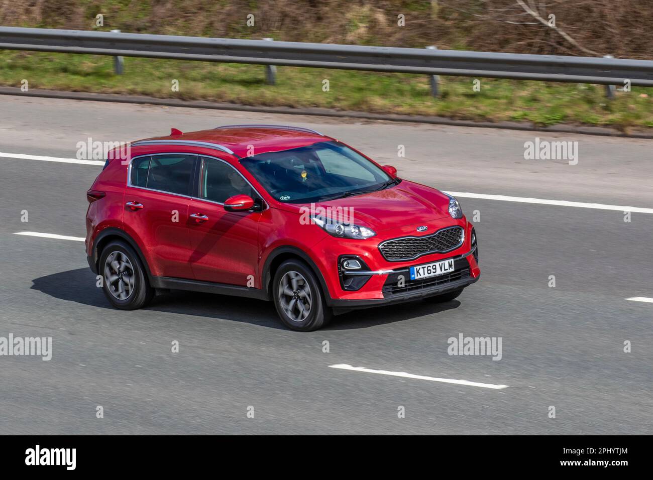 2020 Red KIA SPORTAGE 2 CRDI ISG MHEV S-A 1598cc Hybrid Electric ; déplacement sur l'autoroute M61, Royaume-Uni Banque D'Images