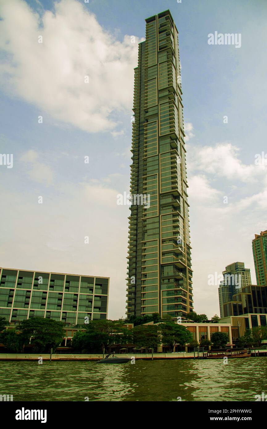 20 février 2023- Bangkok Thaïlande-moderne appartement résidentiel de luxe. Immeuble d'appartements moderne par temps ensoleillé. Immeuble d'appartements avec un ciel bleu. Façade Banque D'Images