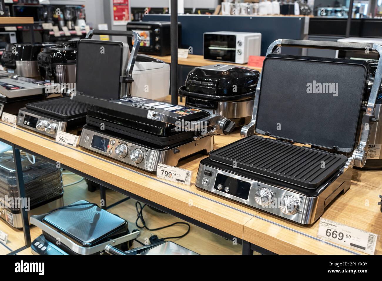 Grils électriques de différents fabricants dans le magasin de l'électronique et des appareils ménagers. Minsk, Bélarus, 2023 Banque D'Images