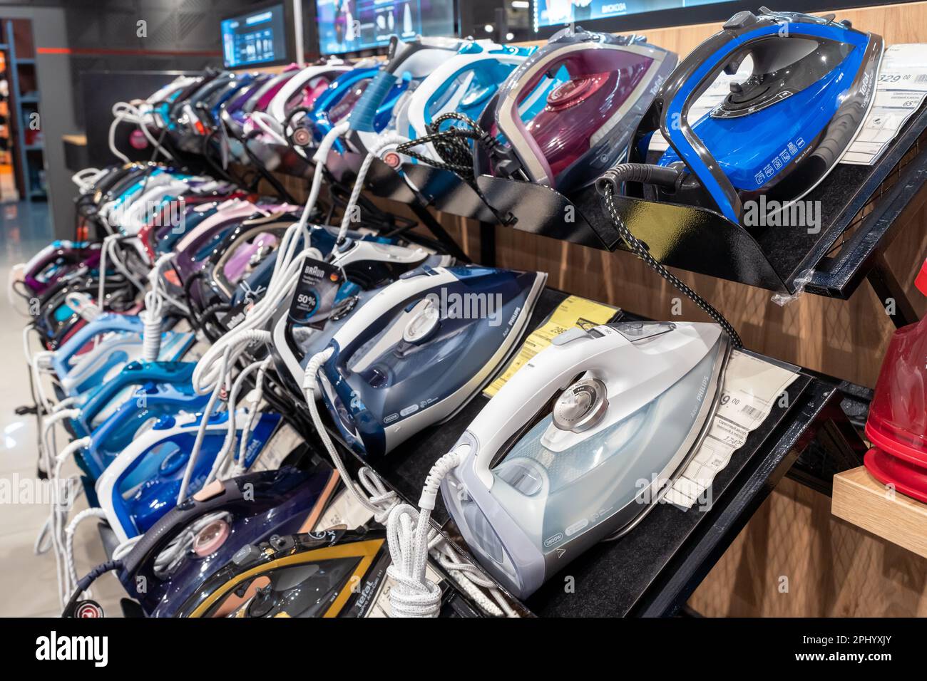 Fers à repasser dans le magasin d'électronique et d'appareils ménagers. Minsk, Bélarus, 2023 Banque D'Images