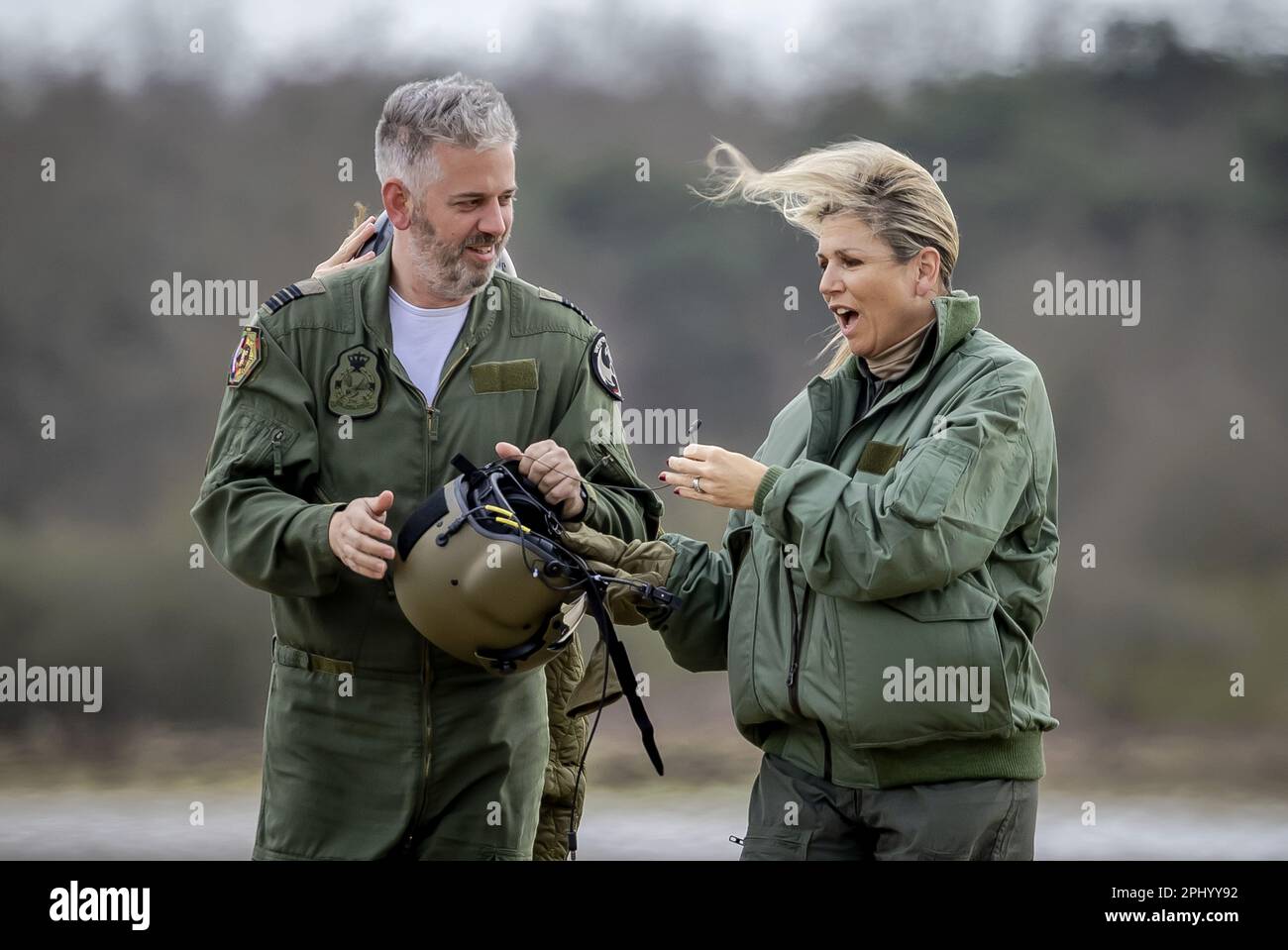 RIJEN - la reine Maxima sort après un entraînement pour éteindre les feux de forêt du Commandement de l'hélicoptère de défense (DHC). L'entraînement est effectué à l'aide d'un hélicoptère de transport Chinook de la base aérienne Gilze-Rijen. ANP ROBIN VAN LONKHUIJSEN pays-bas sortie - belgique sortie Banque D'Images