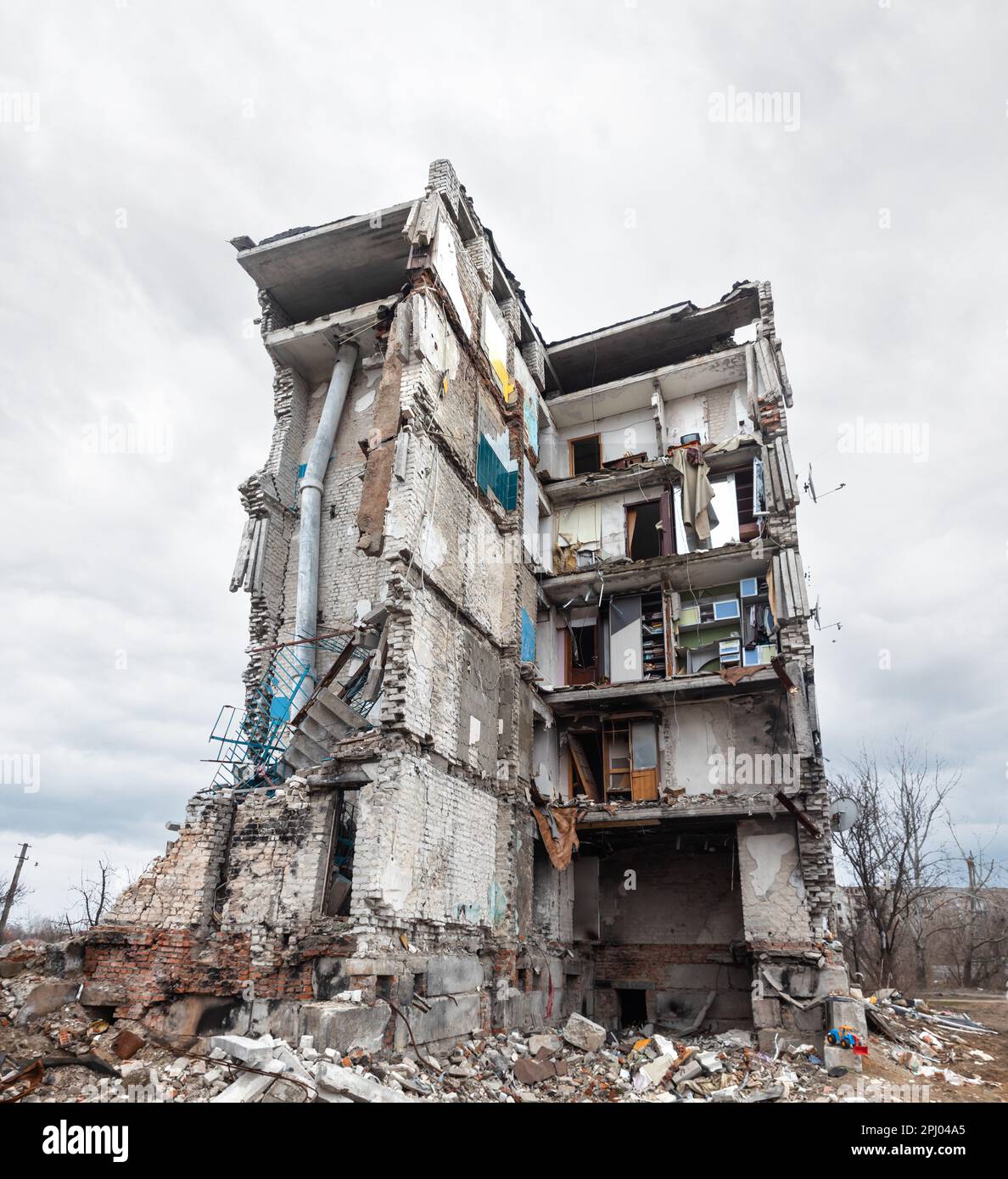 19 mars 2023, Izium, oblast de Kharkiv, Ukraine : un immeuble détruit dans une explosion causée par un incendie de roquette à Izyum. Izyum dans la région de Kharkiv en Ukraine, six mois après le retrait de l'armée russe. Bien que la ville ne soit plus en feu, il existe encore un risque élevé d'explosions dues à la présence de mines, de câbles trip et de munitions non explosées. Izyum a été libéré le 10 septembre 2022 lors d'une contre-offensive des forces armées ukrainiennes, mais la ville a été gravement endommagée par les bombardements et l'occupation russes, avec 80% des bâtiments endommagés. Tombes massives de civils ukrainiens a Banque D'Images