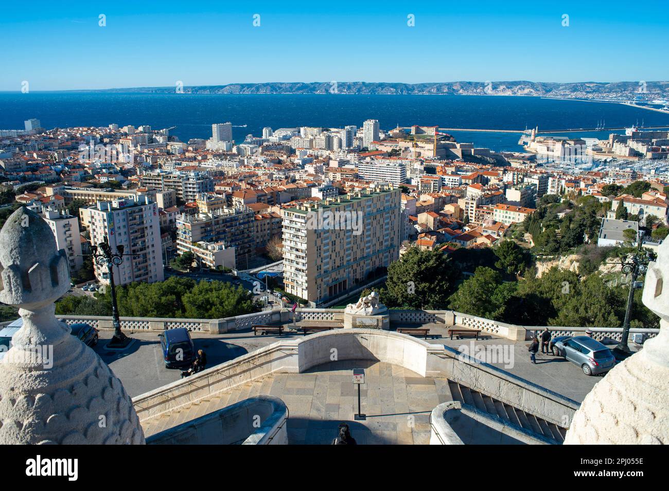 Basilique notre Dame de la Garde Marseille. La 'bonne mère', symbole de la ville de Marseille, surveille ses habitants depuis le sommet de la colline . Banque D'Images