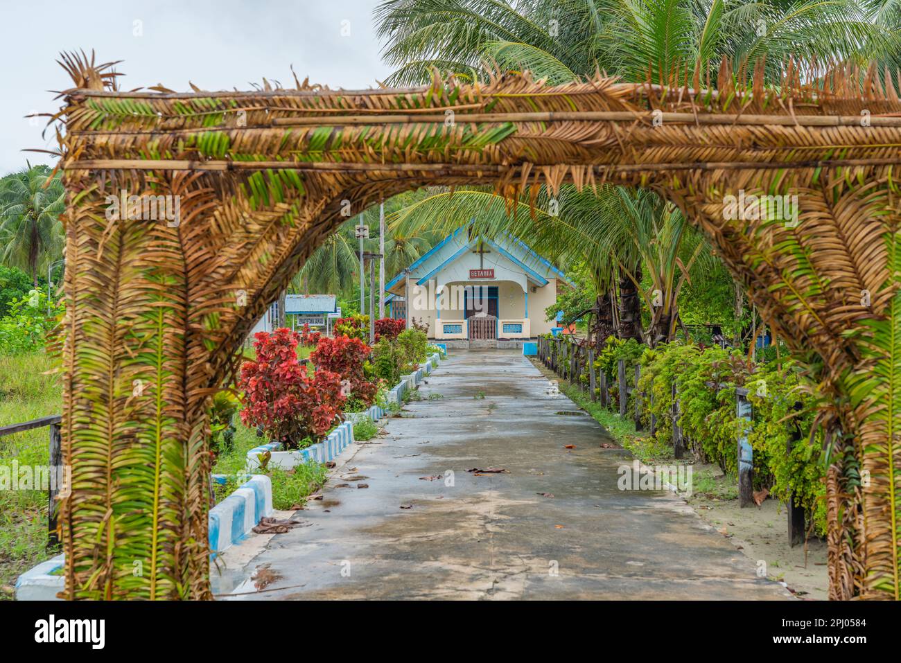 Rue à l'église sur l'île de Fam , Raja Ampat, Papouasie occidentale, Indonésie Banque D'Images