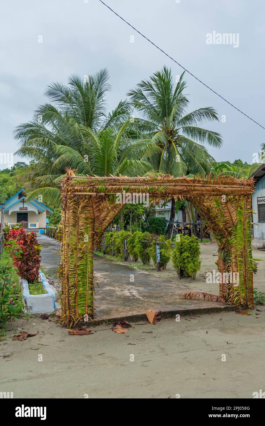 Rue à l'église sur l'île de Fam , Raja Ampat, Papouasie occidentale, Indonésie Banque D'Images