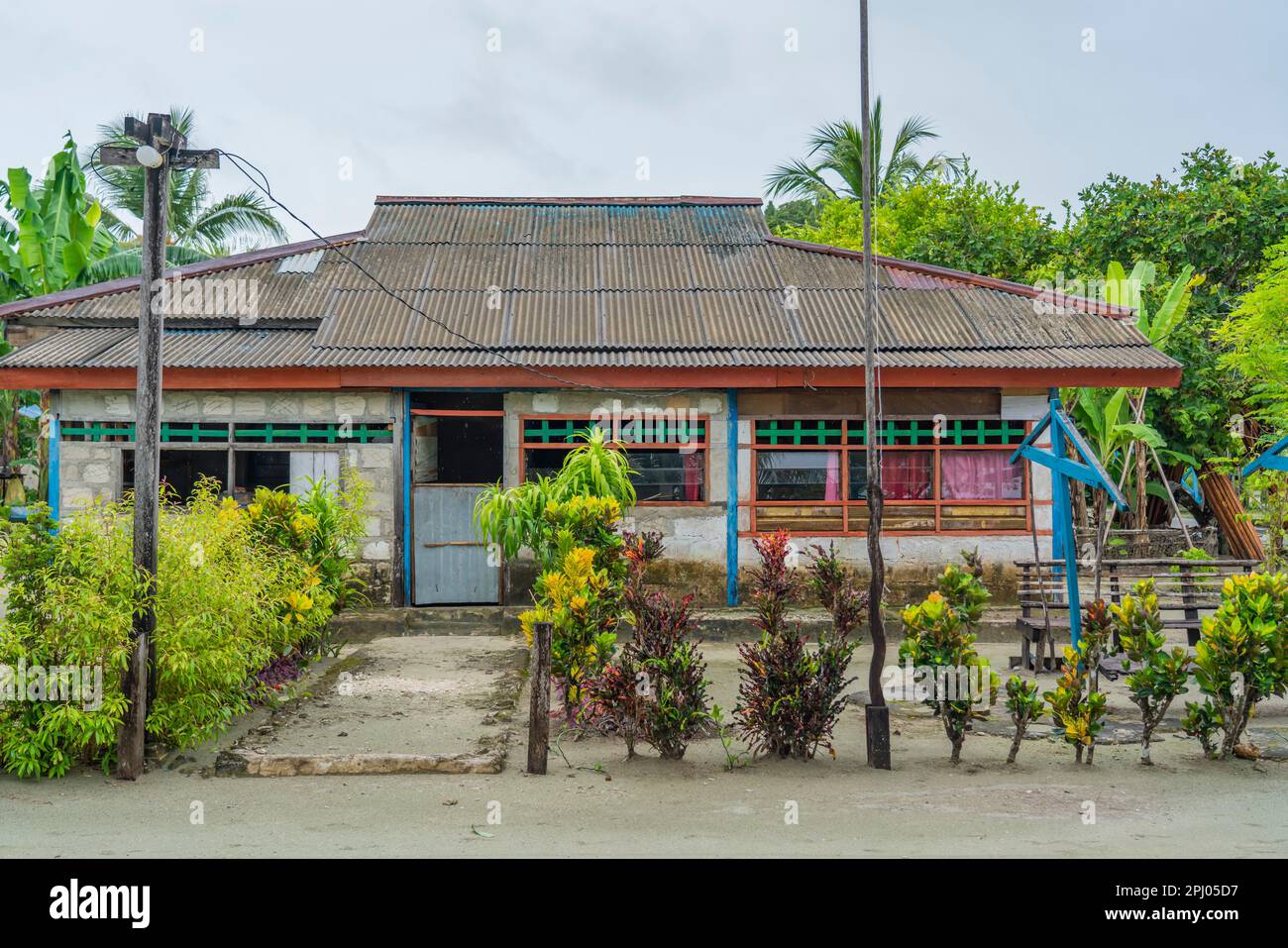 Une des rues de l'île de Fam avec des maisons, Raja Ampat, Papouasie occidentale, Indonésie Banque D'Images
