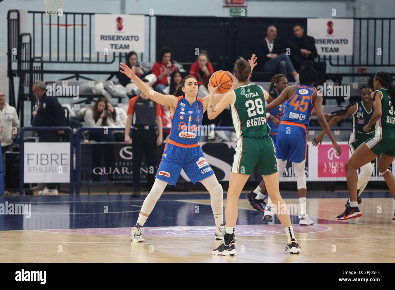Campobasso, Italie. 30th mars 2023. Vitola Kristine (Ragusa) et Bestagno Martina(Schio) en action pendant les quarts de finale - Famila Weber Schio vs Passalacqua Ragusa, Basketball coupe italienne des femmes à Campobasso, Italie, 30 mars 2023 crédit: Agence de photo indépendante/Alay Live News Banque D'Images