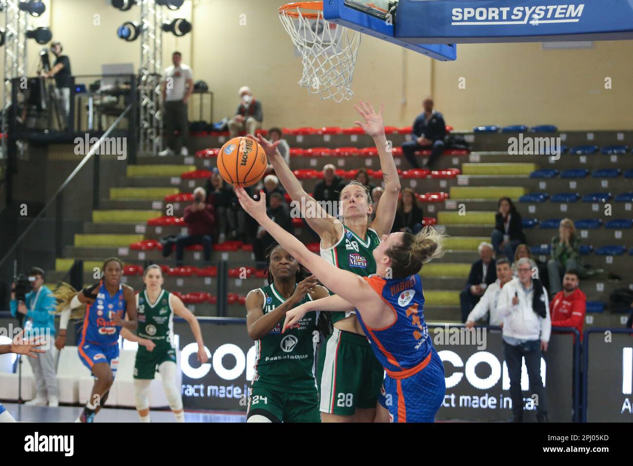 Campobasso, Italie. 30th mars 2023. Mabrey Marina (Schio) et Vitola Kristine (Ragusa) en action pendant les quarts de finale - Famila Weber Schio vs Passalacqua Ragusa, Basketball coupe italienne des femmes à Campobasso, Italie, 30 mars 2023 crédit: Agence de photo indépendante/Alay Live News Banque D'Images