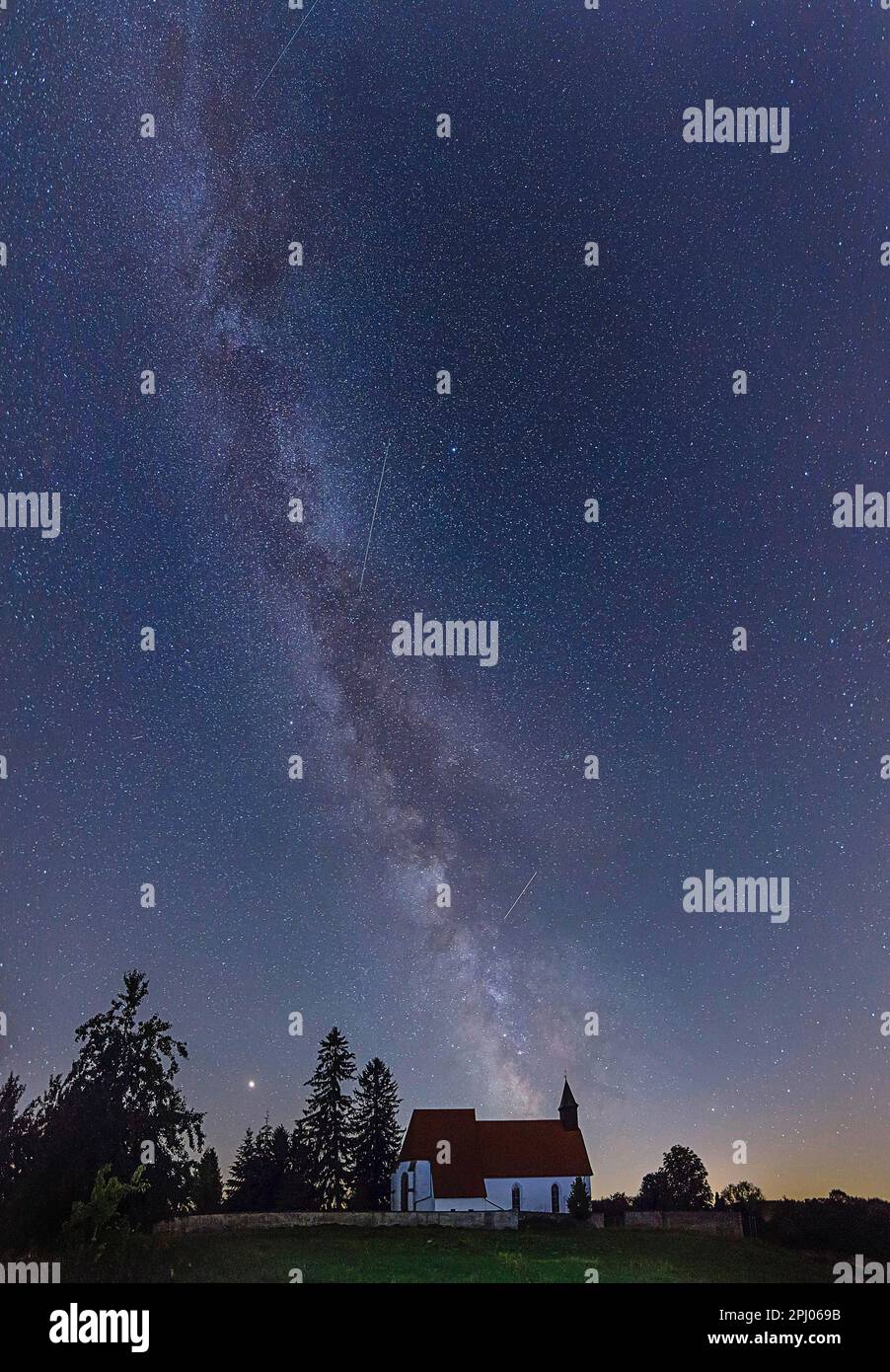 Ciel nocturne avec des étoiles au-dessus du village déserté de Gruorn, la voie lactée au-dessus de St. Eglise Stephens, Alb souabe, Muensingen, Bade-Wurtemberg Banque D'Images
