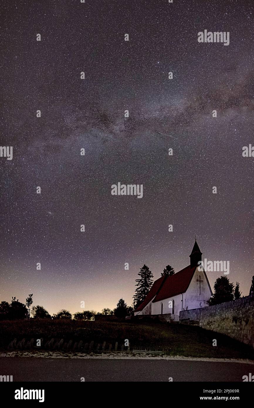 Ciel nocturne avec des étoiles au-dessus du village déserté de Gruorn, la voie lactée au-dessus de St. Eglise Stephens, Alb souabe, Muensingen, Bade-Wurtemberg Banque D'Images