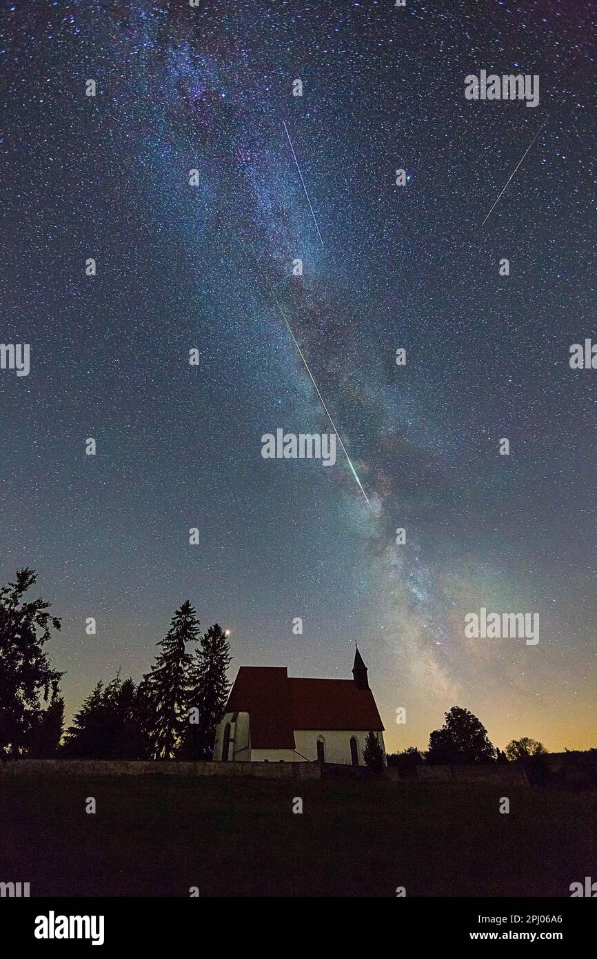 Ciel nocturne avec des étoiles au-dessus du village déserté de Gruorn, la voie lactée au-dessus de St. Eglise Stephens, Alb souabe, Muensingen, Bade-Wurtemberg Banque D'Images
