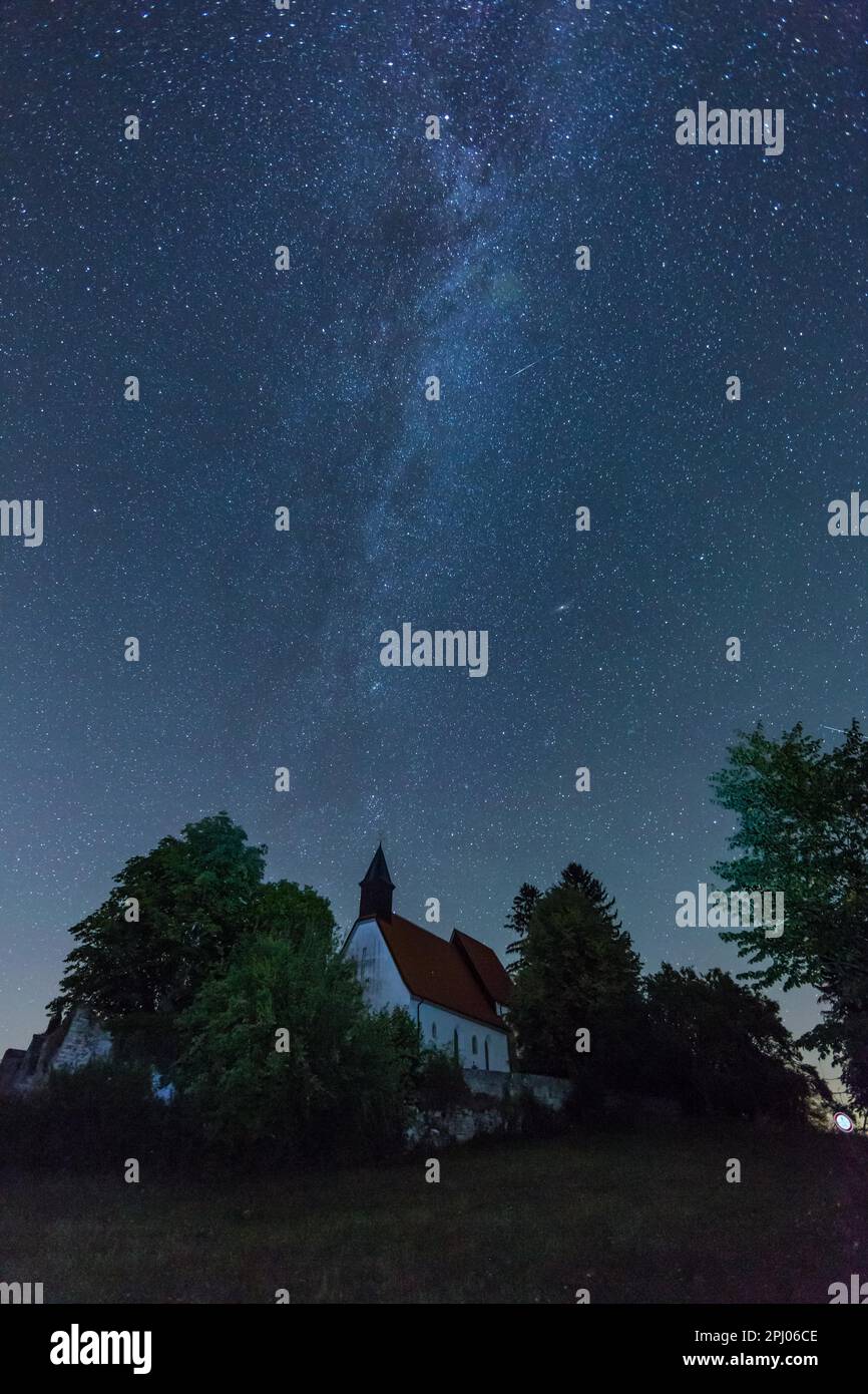 Ciel nocturne avec des étoiles au-dessus du village déserté de Gruorn, la voie lactée au-dessus de St. Eglise Stephens, Alb souabe, Muensingen, Bade-Wurtemberg Banque D'Images