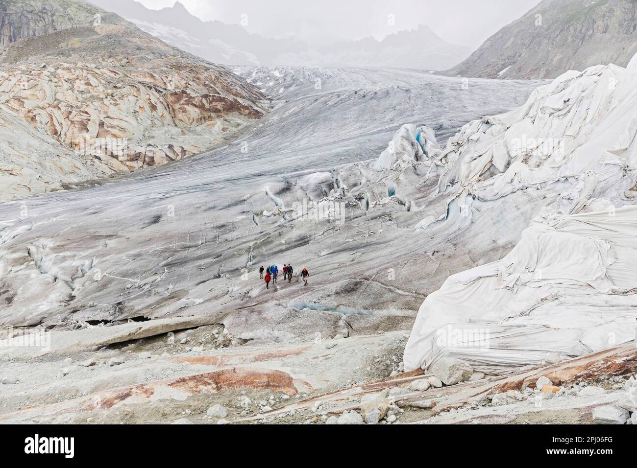 Glacier du Rhône dans les Alpes d'Uri, paysage, le glacier est en partie attaché avec des feuilles pour ralentir le processus de fusion au cours du climat Banque D'Images