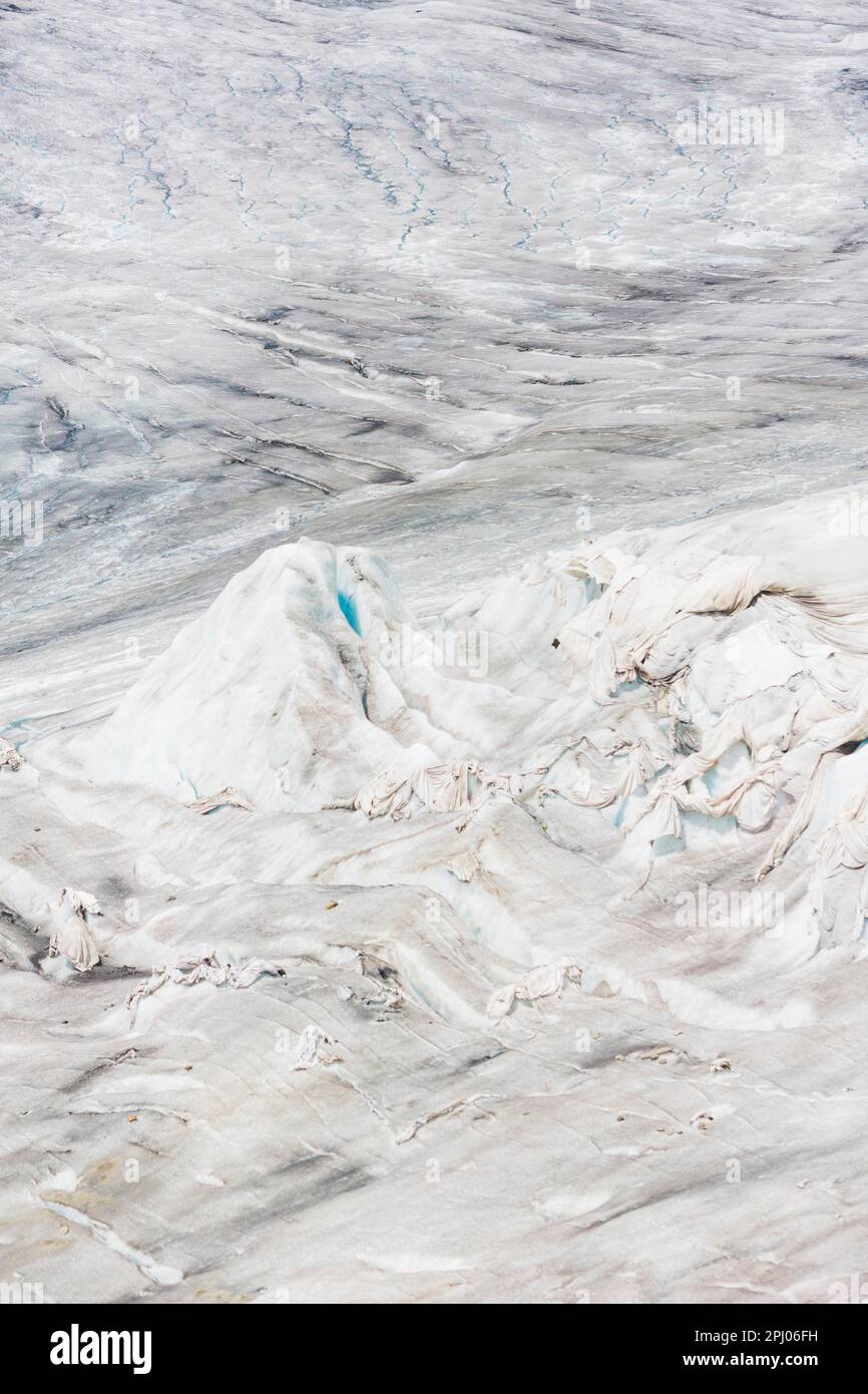 Glacier du Rhône dans les Alpes d'Uri, paysage, le glacier est en partie attaché avec des feuilles pour ralentir le processus de fusion au cours du climat Banque D'Images